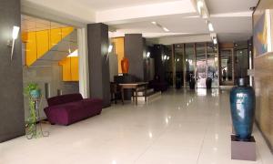 Hotel Alma في جاكرتا: غرفة معيشة مع مزهرية في منتصف المبنى