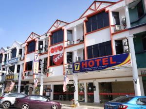 a hotel with cars parked in front of it at Super OYO 635 Seven Days Hotel in Raub