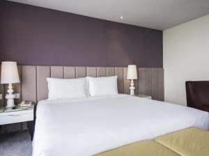 1 dormitorio con 1 cama blanca grande y 2 lámparas en Silka Cheras Kuala Lumpur, en Kuala Lumpur