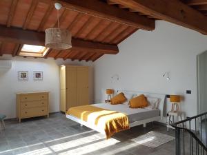 a bedroom with a bed and a wooden ceiling at Il Fienile de La Cavallina in Larciano