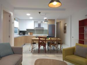 a living room and kitchen with a table and chairs at Apartamento Casa Palabra in Santander