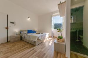 ラヴァーニャにあるVillarosa Apartmentのベッドルーム1室(ベッド1台付)、バスルーム(バスタブ付)が備わります。