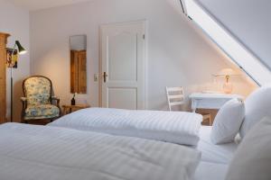 1 dormitorio con 1 cama, 1 silla y 1 mesa en Villa Breitenberg, en Breitenberg