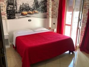 A bed or beds in a room at Hotel Tiffany