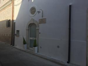 un edificio bianco con una porta su una strada di Bed & Breakfast Piazza Matteotti a Stornara
