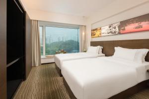 広州市にある广州友和酒店Yuwa Hotel-Free Shuttle Bus to Canton Fair Complex DuringCanton Fair Periodのベッド2台 ホテルルーム 窓付 +37枚の写真