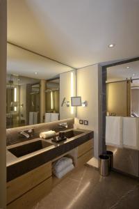Hôtel de Rougemont & Spa的休息区