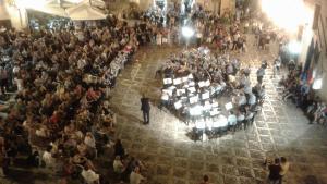 una gran multitud de personas sentadas en mesas en una habitación en Hotel Edelweiss, en Erice