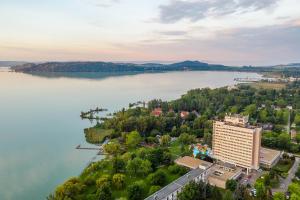 una vista aérea de un gran cuerpo de agua en Danubius Hotel Marina, en Balatonfüred