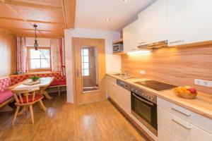 Kuchyňa alebo kuchynka v ubytovaní Appartements Stoffenhof
