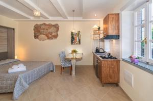 een slaapkamer met een bed en een tafel in een kamer bij La Mandolata dei Poeti Apartaments in Lucca