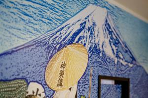 um mural de uma montanha coberta de neve numa parede em The road to Mt.Fuji em Fujiyoshida