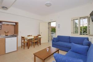 Kuchyň nebo kuchyňský kout v ubytování 8 Furnished Apartments in Stoupa for Rent.