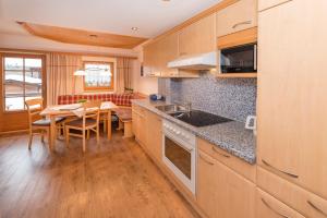 Kuchyňa alebo kuchynka v ubytovaní Appartements Stoffenhof