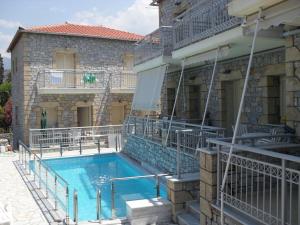 Bazén v ubytování 8 Furnished Apartments in Stoupa for Rent. nebo v jeho okolí