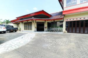 un edificio con un parcheggio di fronte di Andrin Daspatt Hotel a Makassar