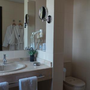 Hotel Moderno Puerta del Sol的一间浴室