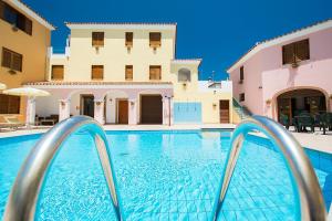 einem Pool vor einem Gebäude in der Unterkunft Residence Cala Viola in Cala Liberotto