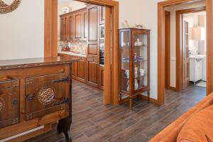 cocina con armarios de madera y suelo de madera en Borgo Apartment, en Bardolino