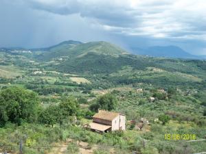 une petite maison sur une colline avec des montagnes en arrière-plan dans l'établissement Sweet Home 2, à Montopoli in Sabina