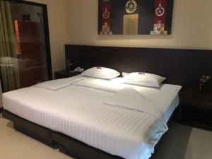 Postel nebo postele na pokoji v ubytování The LD Pattaya Hotel
