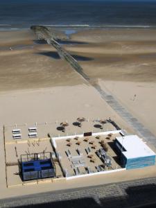 an aerial view of a resort on the beach at Zon, zee en ontspanning in Middelkerke