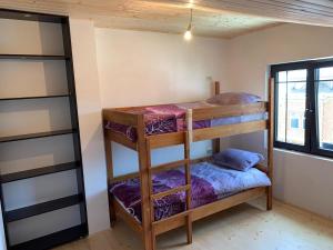 Pokój z 2 łóżkami piętrowymi i oknem w obiekcie Guest house Tivko Katce Gostivar w mieście Gostiwar