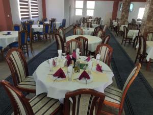Restaurace v ubytování PROKLETIJE HOTELL Same