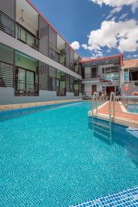 ein großer Pool neben einem Gebäude in der Unterkunft Chayadol Resort - SHA Extra Plus in Chiang Rai