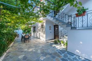 een extern uitzicht op een huis met een patio en een trap bij Studios Vasilia in Skala Potamias