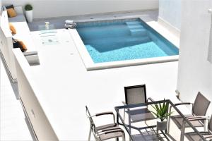 an overhead view of a swimming pool in a house at Villa Mel III in Drasnice