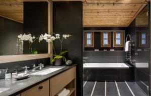Salle de bains dans l'établissement Les Chalets du Mont d'Arbois Megeve, a Four Seasons Hotel