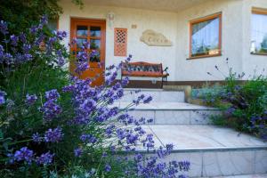 エゲルにあるHaus Luciaの紫の花の家