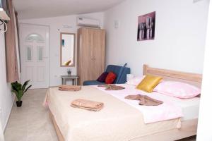 1 dormitorio con 1 cama con toallas en Apartments Nino Skadar lake en Virpazar