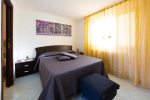 スペッキアにあるB&B La Casa nel Borgoのベッドルーム1室(ベッド1台、椅子、窓付)