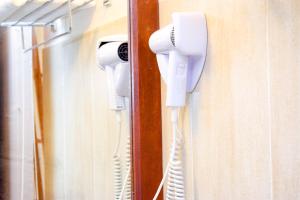 dos teléfonos colgando de una pared en Insight Resort Ahangama - S&S Other Certified, en Ahangama