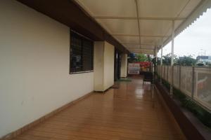 un pasillo vacío de un edificio con suelo de madera en Hotel Sai Sharada, en Pune