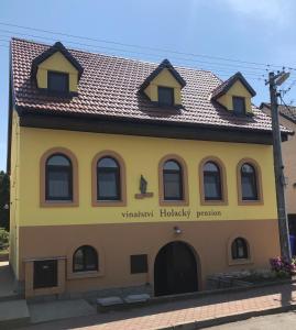 ドルニー・ドゥナヨヴィツェにあるPenzion Holackýの黄色の瓦屋根
