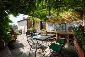 a patio with a table and chairs in a yard at Villa Lysis in Lastra a Signa