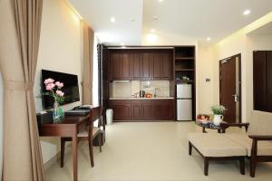 Glenwood City Resort في مدينة هوشي منه: غرفة معيشة مع مكتب ومطبخ