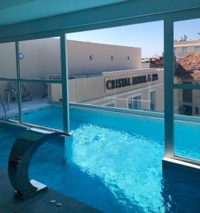 uma piscina com vista para um edifício em Cristal Hôtel & Spa em Cannes