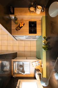 a model of a small kitchen with a microwave at Les tranquilles d'Oléron in La Cotinière