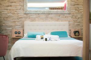 Un pat sau paturi într-o cameră la Amarru Apartments