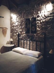 Una cama o camas en una habitación de Atha-Tina:Traditional Stone Homes