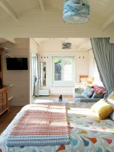 Postel nebo postele na pokoji v ubytování Sunset Hideaway