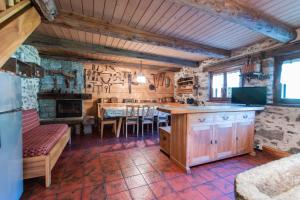 A kitchen or kitchenette at Baita Tomaselli