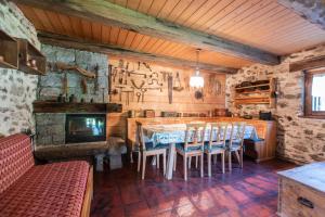 A kitchen or kitchenette at Baita Tomaselli