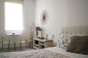 um quarto com uma cama, uma mesa e cadeiras em La Dolce Vita em Potenza