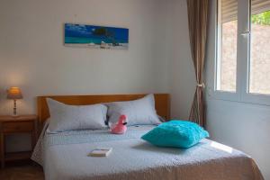 a bedroom with a bed with a pink duck on it at Paradise Ebro 2 in Deltebre