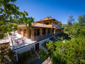 einen Blick über ein Haus mit Balkon in der Unterkunft Villa Amadeo by PosarelliVillas in Montaione